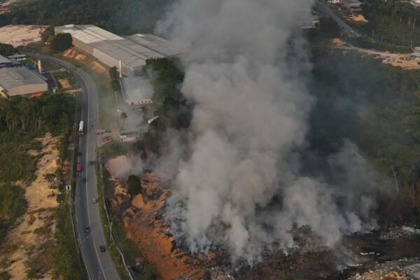 Incêndio no Distrito Industrial 2 piora ar em bairros de Manaus
