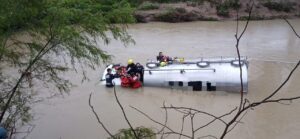 www.deixaeutefalar.com.br Motorista fica preso em cabine submersa por 3h e respira por tubo improvisado