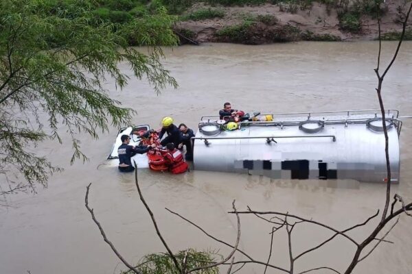 Motorista fica preso em cabine submersa por 3h e respira por tubo improvisado Motorista fica preso em cabine submersa por 3h e respira por tubo improvisado