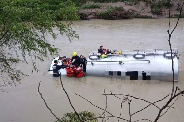 Motorista fica preso em cabine submersa por 3h e respira por tubo improvisado Motorista fica preso em cabine submersa por 3h e respira por tubo improvisado