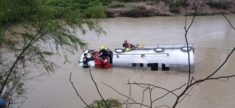 Motorista fica preso em cabine submersa por 3h e respira por tubo improvisado Motorista fica preso em cabine submersa por 3h e respira por tubo improvisado