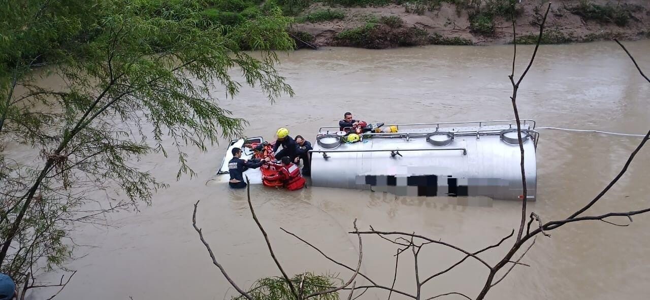 www.deixaeutefalar.com.br Motorista fica preso em cabine submersa por 3h e respira por tubo improvisado