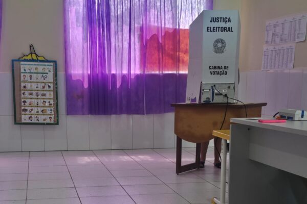 TRE-AC substitui sete urnas e registra dois crimes eleitorais