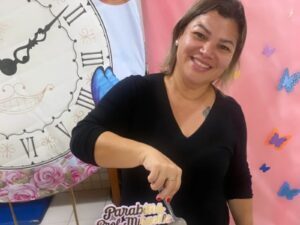 Professora morre após passar mal em frente a catedral no Acre