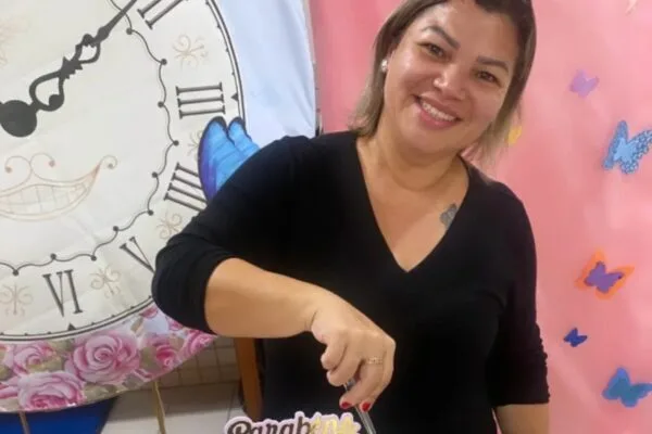 Professora morre após passar mal em frente a catedral no Acre Professora morre após passar mal em frente a catedral no Acre