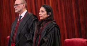 Ministra do TSE diz sofrer misoginia após barrar cadeira vazia de Lula