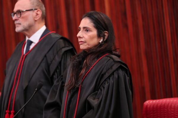 Ministra do TSE diz sofrer misoginia após barrar cadeira vazia de Lula