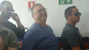 Flávio Dino vota em São Luís e evita comentários políticos