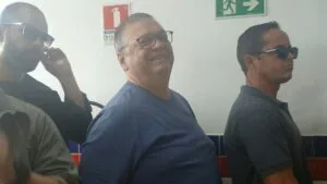 Flávio Dino vota em São Luís e evita comentários políticos