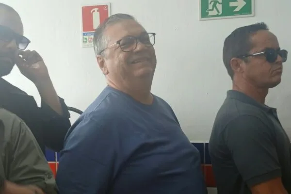 Flávio Dino vota em São Luís e evita comentários políticos