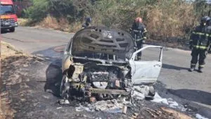 Carro pega fogo após acidente em bairro de São Luís