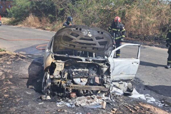 Carro pega fogo após acidente em bairro de São Luís