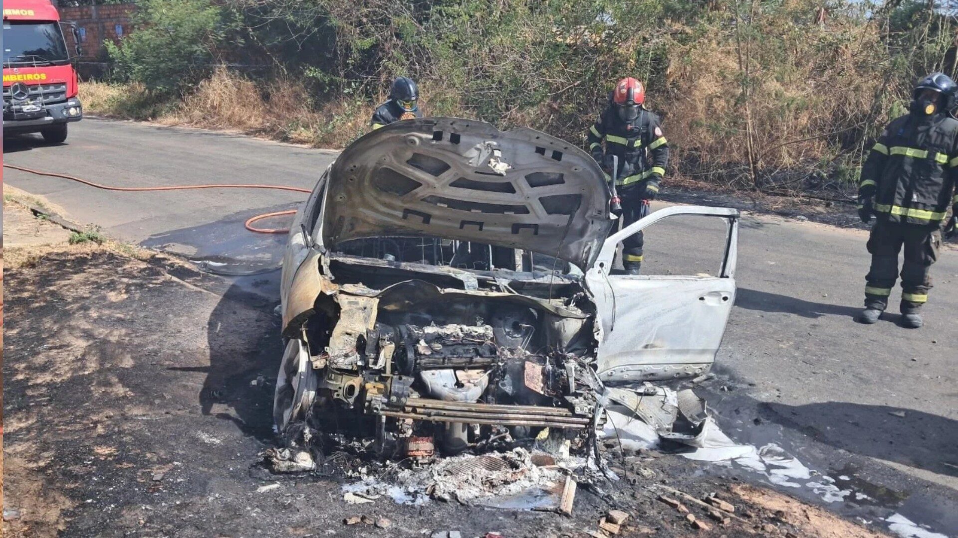 www.deixaeutefalar.com.br Carro pega fogo após acidente em bairro de São Luís