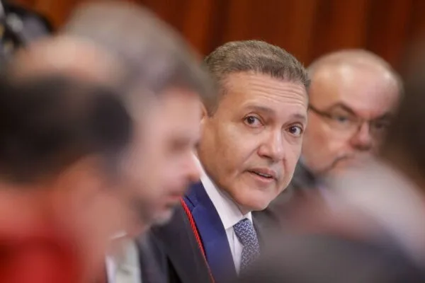 Nunes Marques autoriza volta do canal 'Exército do Lula' no WhatsApp Nunes Marques autoriza volta do canal 'Exército do Lula' no WhatsApp