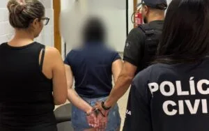 Mãe é presa após dar socos em filho de 8 anos em Goiás Mãe é presa após dar socos em filho de 8 anos em Goiás