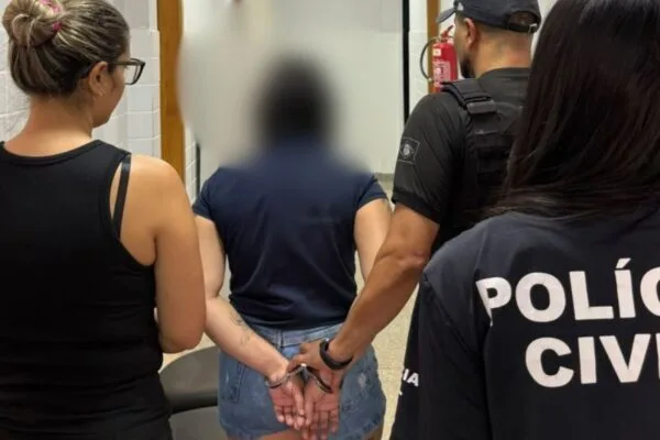 Mãe é presa após dar socos em filho de 8 anos em Goiás