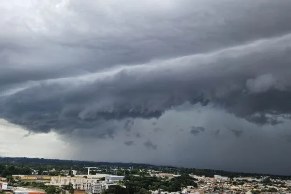Paraná tem alerta de perigo extremo de temporais nesta segunda Paraná tem alerta de perigo extremo de temporais nesta segunda