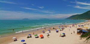 SC lidera ranking nacional com 6 novas praias no selo Bandeira Azul