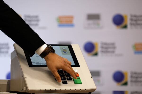 TRE-RJ retotaliza votos e deve confirmar Ruas eleito no 1º turno TRE-RJ retotaliza votos e deve confirmar Ruas eleito no 1º turno