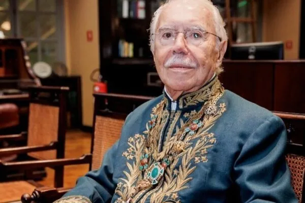 Sarney segue estável em UTI após cirurgia intestinal em São Luís Sarney segue estável em UTI após cirurgia intestinal em São Luís