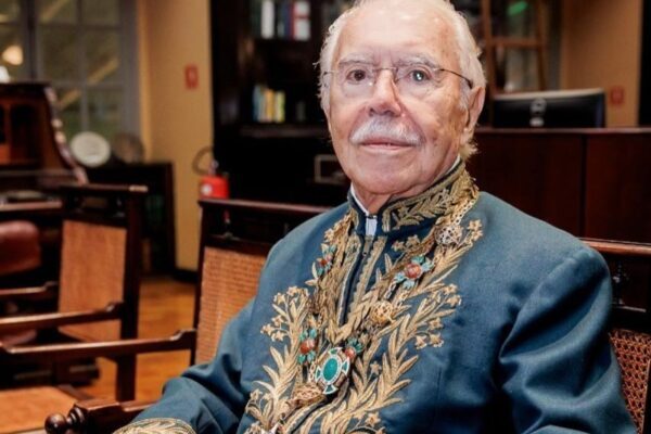 Sarney, 96 anos, passa por cirurgia abdominal em São Luís Sarney, 96 anos, passa por cirurgia abdominal em São Luís