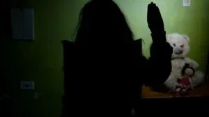 Menina de 9 anos usa sinal de socorro e salva homem preso em Curitiba