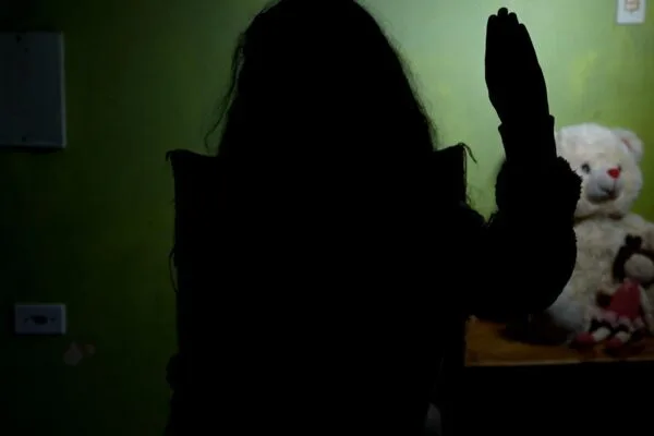 Menina de 9 anos usa sinal de socorro e salva homem preso em Curitiba Menina de 9 anos usa sinal de socorro e salva homem preso em Curitiba