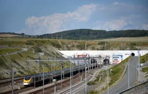 Colisão entre trem e ônibus no Eurotúnel deixa 19 feridos