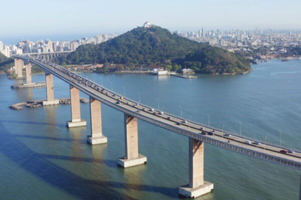 Adolescente é encontrada dormindo em porta-malas na Terceira Ponte