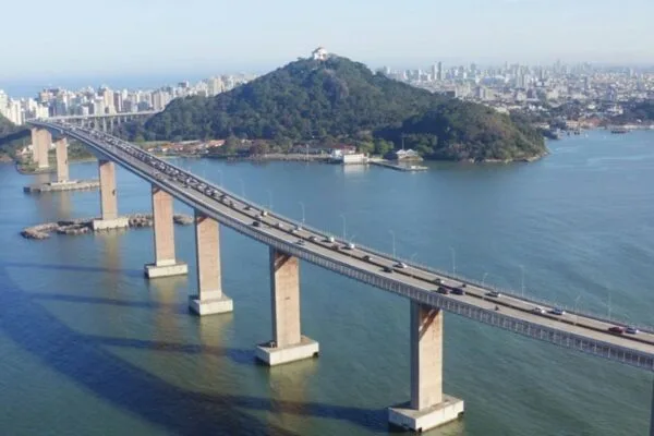 Adolescente é encontrada dormindo em porta-malas na Terceira Ponte