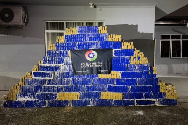 1,4 tonelada de maconha é apreendida em caminhão em SC