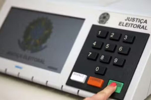 Eleitores enfrentam chuva para votar no Paraná neste domingo