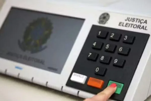 Eleitores enfrentam chuva para votar no Paraná neste domingo