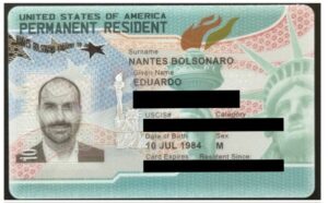 Eduardo Bolsonaro tem green card, mas segue sob lei brasileira