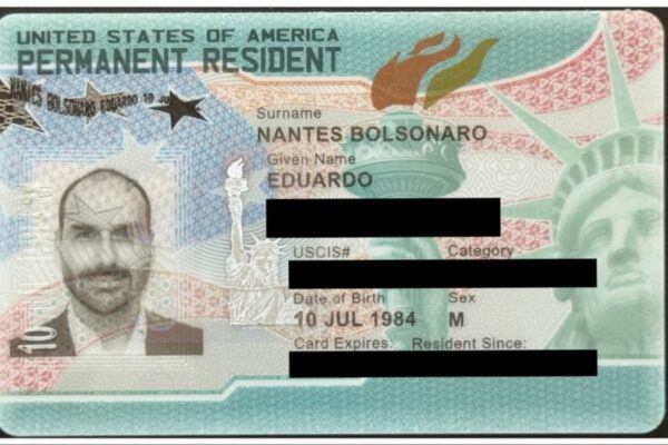 Eduardo Bolsonaro tem green card, mas segue sob lei brasileira