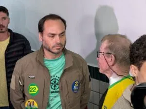 Carlos Bolsonaro vota em São José, na Grande Florianópolis