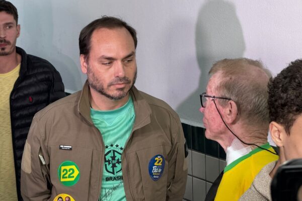 Carlos Bolsonaro vota em São José, na Grande Florianópolis