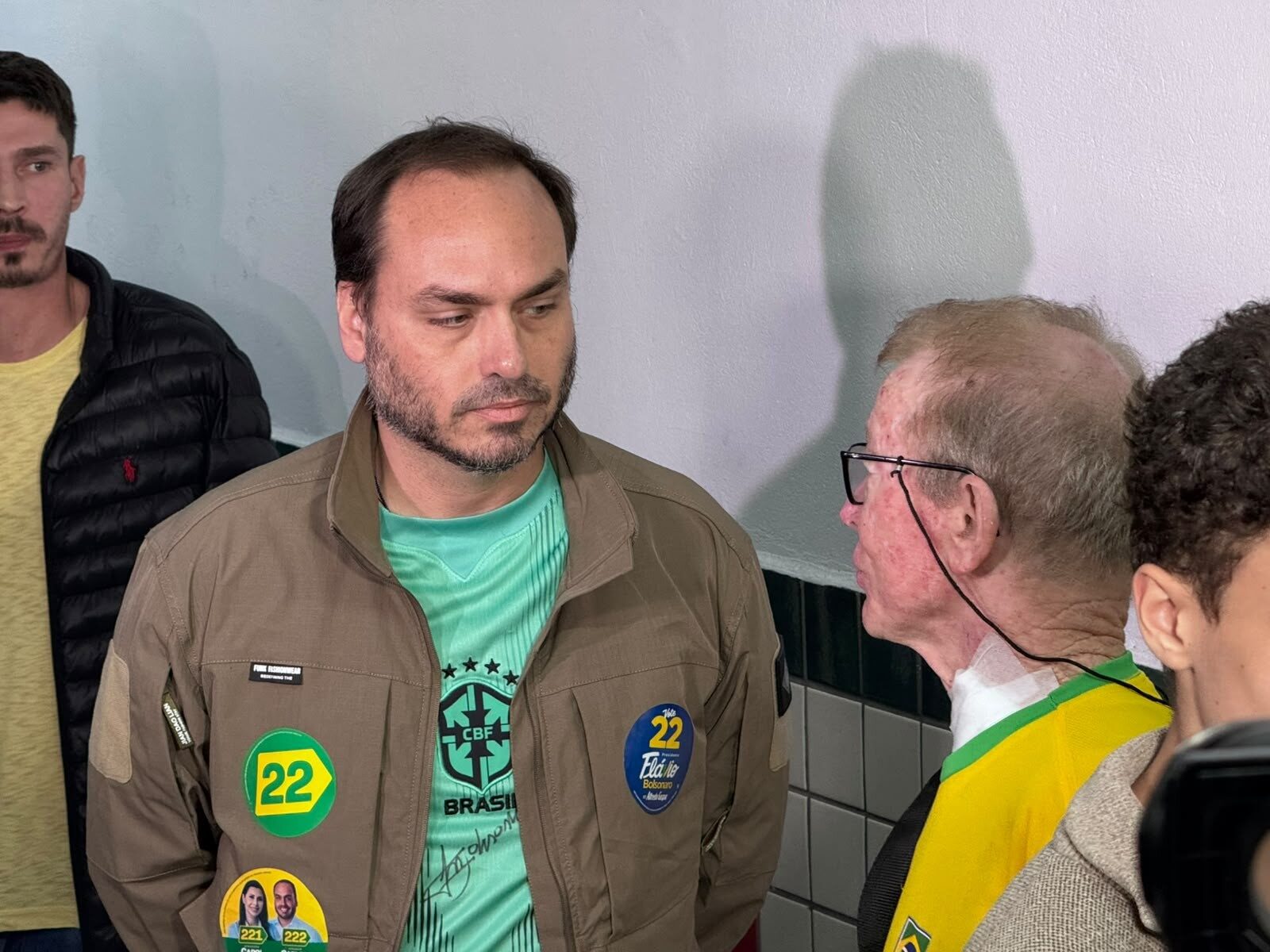 www.deixaeutefalar.com.br Carlos Bolsonaro vota em São José, na Grande Florianópolis