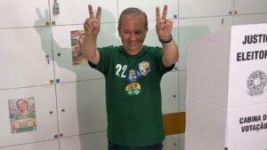 Jorginho Mello venceu em 285 dos 295 municípios de SC