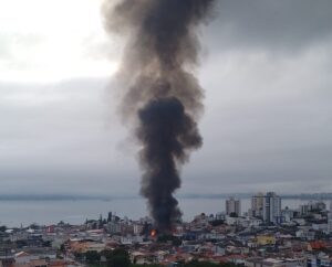 Incêndio atinge galpão de peças automotivas em São José (SC)