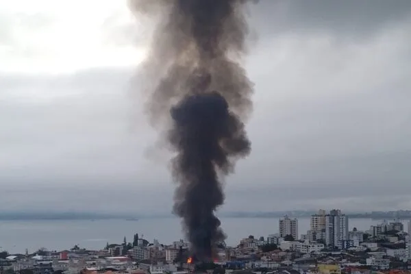 Incêndio atinge galpão de peças automotivas em São José (SC) Incêndio atinge galpão de peças automotivas em São José (SC)