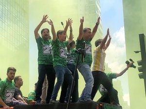 Flávio Bolsonaro faz ato na Paulista a uma semana do 2º turno Flávio Bolsonaro faz ato na Paulista a uma semana do 2º turno