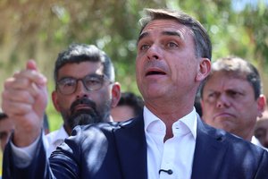 Câmara de Salvador entrega título a Flávio Bolsonaro após disputa judicial