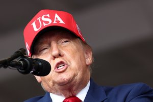 Trump diz que França está 'em chamas' por causa da imigração Trump diz que França está 'em chamas' por causa da imigração