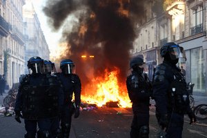 Paris tem novos confrontos um dia após protestos deixarem um morto