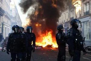 Paris tem novos confrontos um dia após protestos deixarem um morto