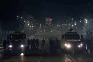 Itália e Albânia têm novo dia de protestos e confrontos com polícia