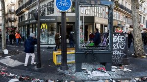 Paris registra carros queimados e saques após protestos na França