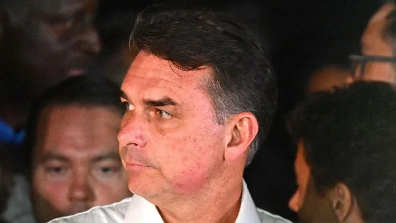 Flávio Bolsonaro viaja aos EUA após derrota nas eleições Flávio Bolsonaro viaja aos EUA após derrota nas eleições