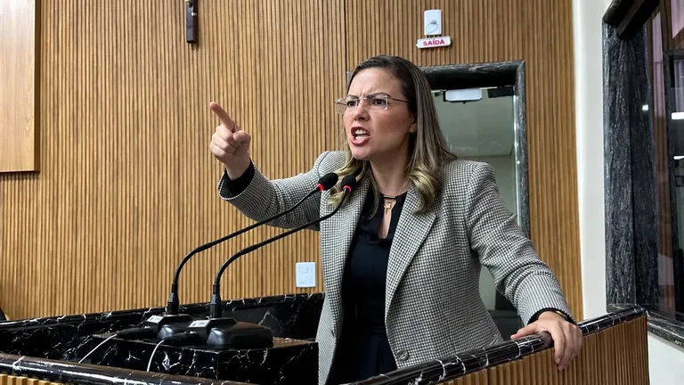 Sofia Andrade coloca Léo Moraes na berlinda e cobra definição política entre Lula e Bolsonaro